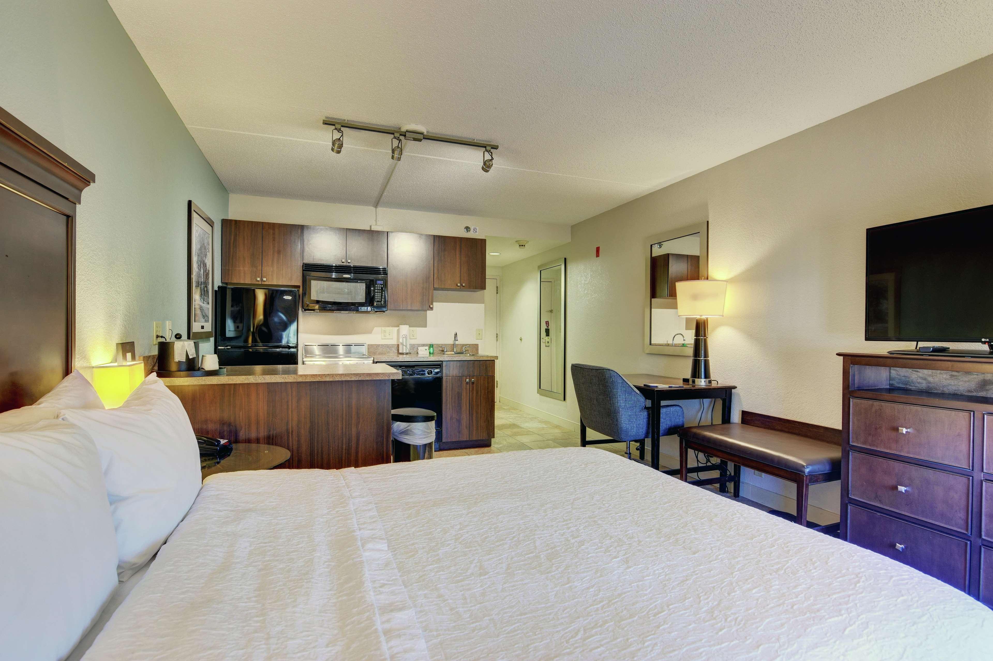 Hampton Inn Portsmouth Central Exterior photo
