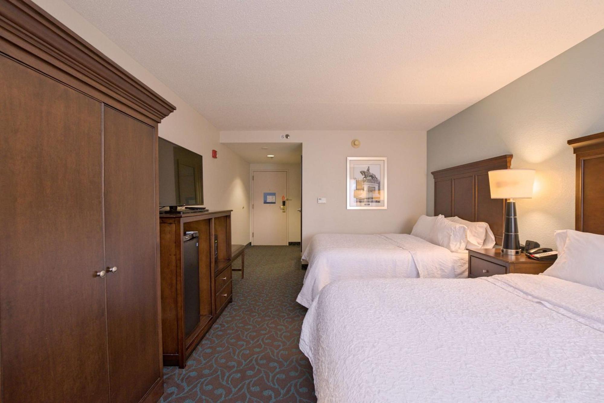 Hampton Inn Portsmouth Central Exterior photo